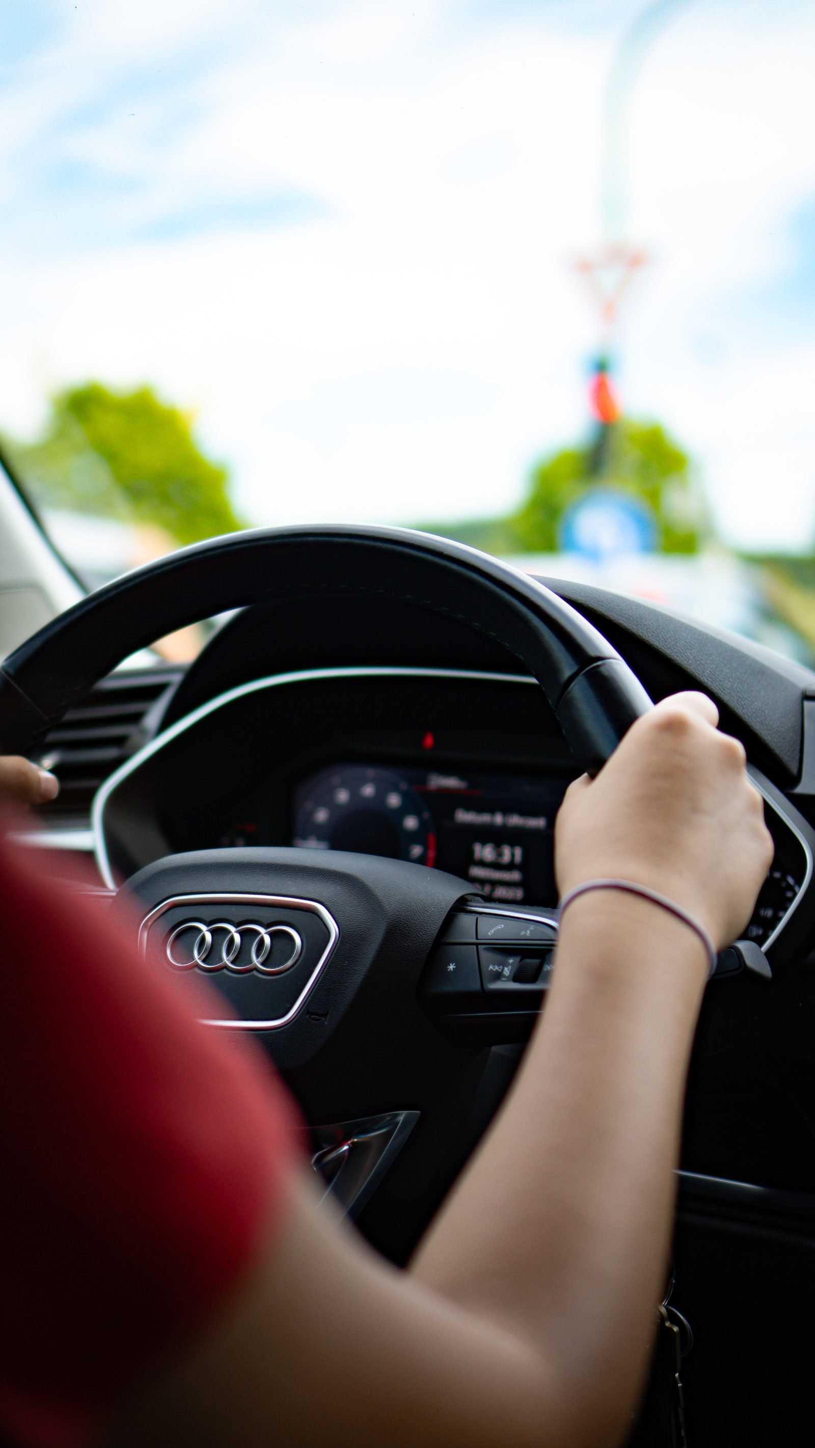 Hand am Lenkrad während einer Fahrstunde